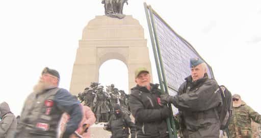 Канада: протестующие сносят колонну, защищающую Национальный военный мемориал
