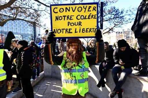Fransa: Polis, 'Özgürlük Konvoyu' ilerlemesini durdurmak için göz yaşartıcı gaz kullandı