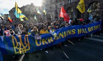 V Kyjeve pochodujú tisíce ľudí, aby ukázali jednotu proti ruskej hrozbe