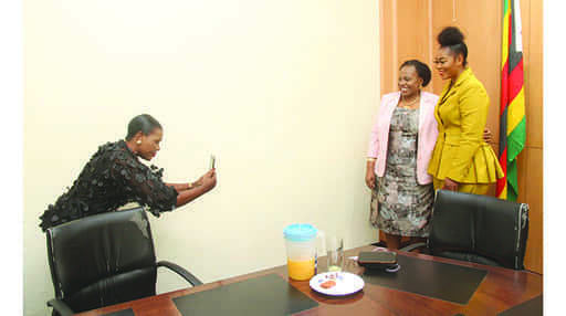 Minister Mutsvangwa ontmoet artiesten