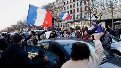 Più di 32mila persone sono scese in piazza in Francia per protestare contro le restrizioni al coronavirus