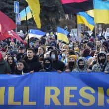 Тысячи людей прошли маршем по Киеву, чтобы продемонстрировать единство перед лицом российской угрозы
