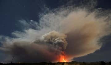 Вулканическая молния пронзила небо над огненной горой Этна