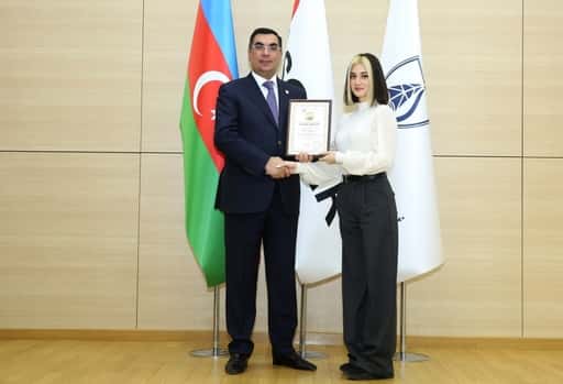 Še dvema študentoma Bakujske višje šole za nafto sta prejela štipendijo po imenu Khoshbakht Yusifzade