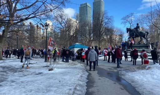 Kanada - Policija v Torontu širi zapore cest, ko se mesto pripravlja na protest proti mandatu