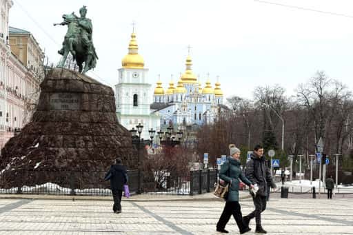 Fler länder ber medborgarna att undvika att besöka Ukraina. Det finns 20 stater på listan