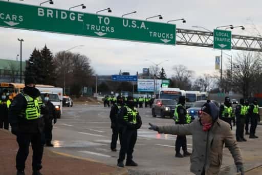 Kanadska policija proti protestnikom, ki zasedajo most: Novice v živo