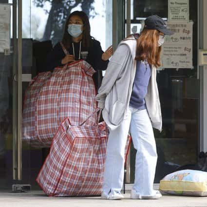 Agli studenti universitari di Hong Kong è stato detto di lasciare i dormitori per precauzione Covid-19