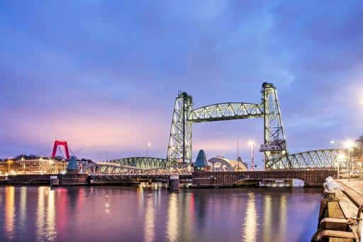 Historische brug in Rotterdam ontmanteld voor jacht Bezos