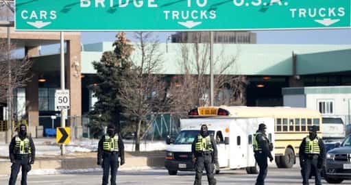 Canadá - Polícia de Windsor começa a limpar manifestantes do comboio Ambassador Bridge