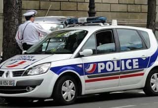 De politie van Parijs begon de actie van automobilisten tegen sanitaire beperkingen te stoppen