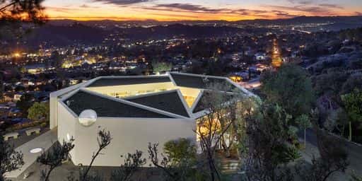 Los Angeles kompleks s futurističnim sedemstranskim steklenim bivališčem na seznamu za 9,8 milijona dolarjev
