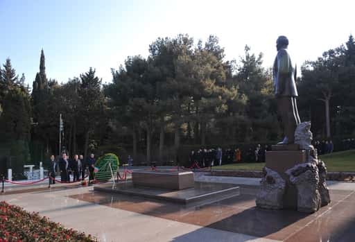 Osebje Centralne banke je obiskalo grob velikega voditelja Heydarja Aliyeva in Shehidlyar Khiyabanyja