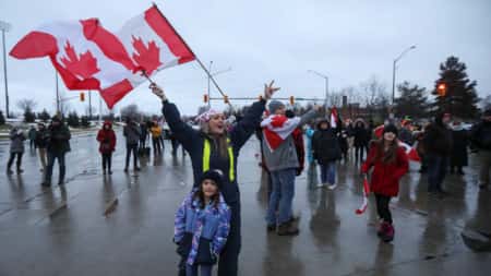 Protestujący w Kanadzie odmawiają opuszczenia Ambassador Bridge