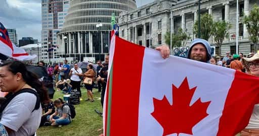 Canada - Geconfronteerd met sprinklers graven demonstranten van het Nieuw-Zeelandse antivaccinatiemandaat loopgraven
