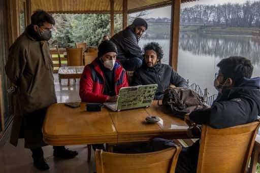 „Никой не е в безопасност“: арестът на редактора държи журналистите от Кашмир в недоумение. Манията на...