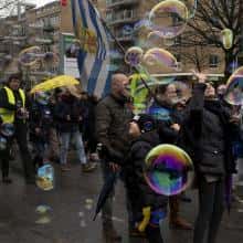 Hollandalılar sokağa çıkma yasağını geç saatlere kadar kutladı