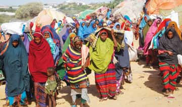 Huyendo de la sequía y el hambre en las zonas rurales, miles caminan hacia la capital de Somalia