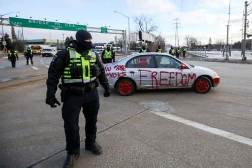 Die kanadische Polizei verhaftet zurückhaltende Demonstranten an der US-Kanada-Brücke