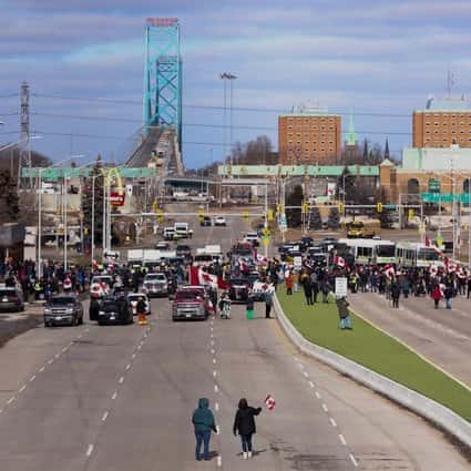 Kanadas polis griper första gången vid broprotester när blockaden fortsätter