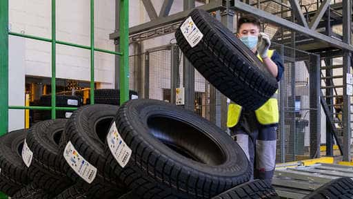 I concessionari di auto hanno riscaldato le gomme