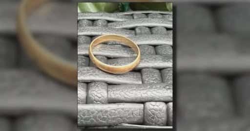 Канада - „търсачът на пръстени“ на Британска Колумбия има за цел да обедини отново отдавна изгубената сватбена лента, открита в Уайт Рок, със собственика