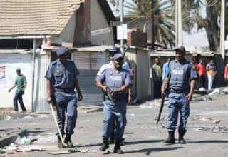 Na África do Sul, a polícia dispersou violentamente uma manifestação contra imigrantes ilegais