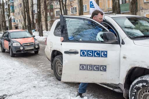 Amenințarea unui atac aerian. De ce personalul OSCE părăsește Donețk