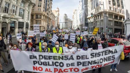 Milhares de aposentados protestam contra baixas pensões na Espanha