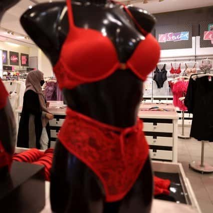 Спрос на красное нижнее белье растет, поскольку все больше саудовцев празднуют День святого Валентина