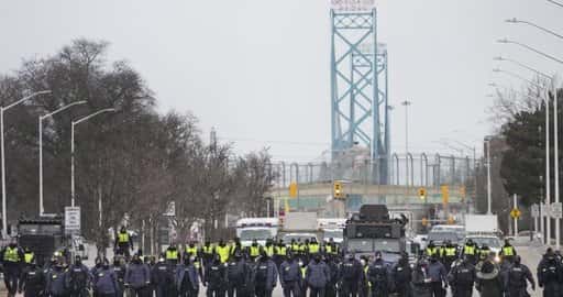 Kanada - Polisen arresterar flera demonstranter på Ambassador Bridge när blockaden börjar klarna