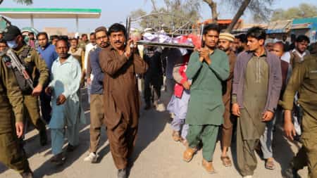 V Pakistanu so duševno bolnega moškega kamenjali do smrti