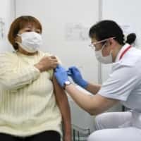 Fler i Japan gick till jobbet och skolan trots vaccinbiverkningar, visar undersökningen