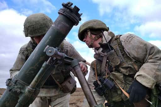 Rusland - Mortmannen van het zuidelijke militaire district gebruikten een verkennings- en vuurcomplex op een oefenterrein op de Krim