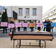 Владельцы траурных агентств протестовали перед зданием муниципалитета Ловеча