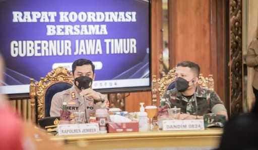 Politie onderzoekt 13 getuigen in rituele zaak waarbij 11 mensen om het leven kwamen in Jember Surabaya...