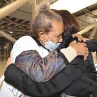Mor och son återvänder till Salomonöarna efter två år i Japan