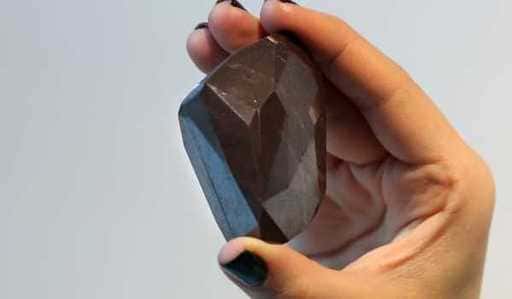 Diamante negro de bilhões de anos vendido por IDR 61,7 bilhões