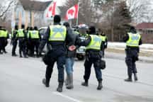 Ključni mejni prehod med ZDA in Kanado se ponovno odpre po protestih Covida