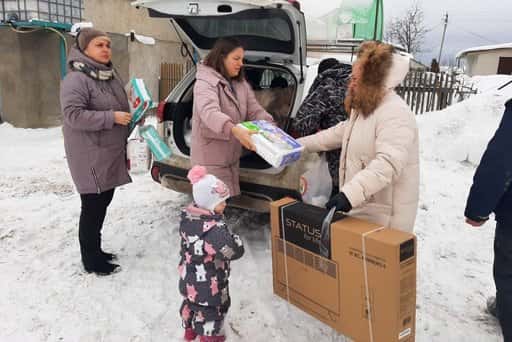 Rusland - In de regio Vologda hielpen mensen een gezin met zes kinderen