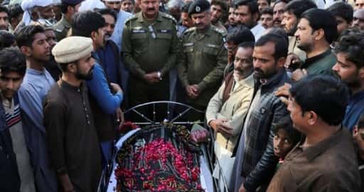 رجل أعدمه قرويون دون محاكمة بسبب مزاعم ازدراء الأديان في باكستان