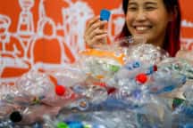 Японія - Амулеты, зробленыя з пластыкавых адходаў, каб натхніць больш на перапрацоўку