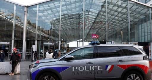 La polizia francese uccide l'uomo che li ha aggrediti con un coltello alla stazione ferroviaria di Parigi