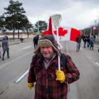 Demonstranten overspoelen Ottawa en een grensbrug is nog steeds geblokkeerd in Ontario