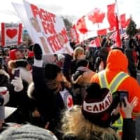 Kanadyjska policja oczyściła kluczowy most graniczny, ale protesty wciąż paraliżują Ottawę