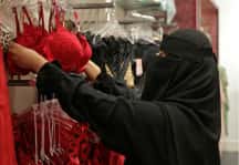 Um mar de vermelho nas lojas sauditas - mas não mencione o dia dos namorados