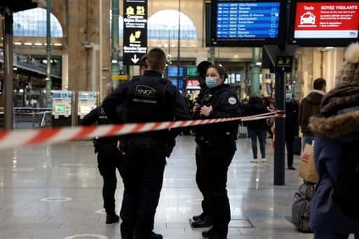 Ein Messer schwingender Mann am Pariser Bahnhof von der Polizei erschossen