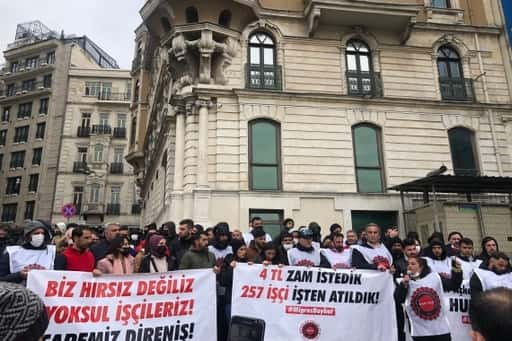 Con l'aumento del tasso di inflazione in Turchia, i lavoratori scioperano per aumenti salariali