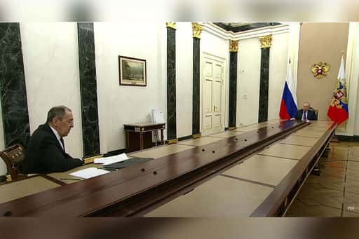 An irradiator was found at a long table at a meeting between Lavrov and Putin