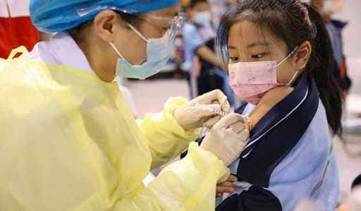 Les cas de Covid montent en flèche, Hong Kong organise la vaccination des bébés de 3 ans